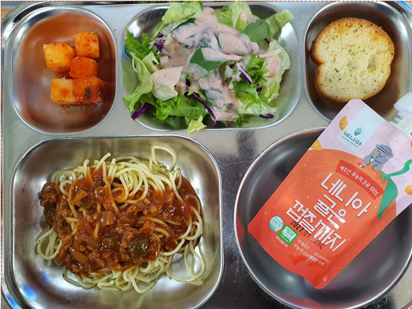 미트스파게티(주식)
(2.5.6.10.12.13.15.16)
그린샐러드/
딸기소스(1.5)
깍두기(9)
마늘빵(2.6)
감귤주스_이미지