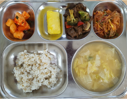 *보리밥 
콩가루배추국. (5.6.9)
*큐브찹스테이크 (2.5.6.12.13.16)
*실곤약야채무침 (5.6.13)
*총각김치 (9)
*파인애플 _이미지