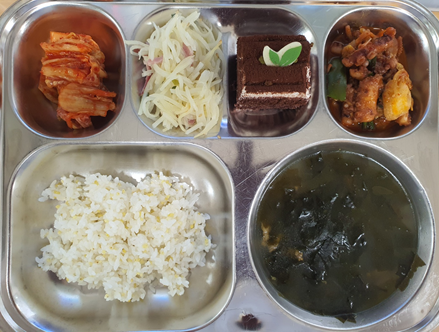 기장밥
쇠고기미역국(5.6.16)
감자베이컨볶음(5.10)
낙지볶음(5.6)
배추김치(9)
우리밀쵸코조각케익(1.2.5.6)_이미지